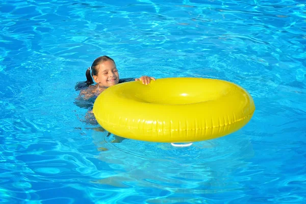 Настоящая девочка, отдыхающая в бассейне — стоковое фото