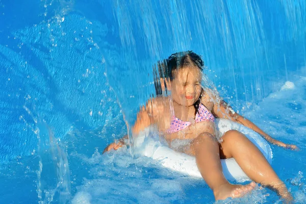Äkta barn girl avkopplande vid poolen — Stockfoto