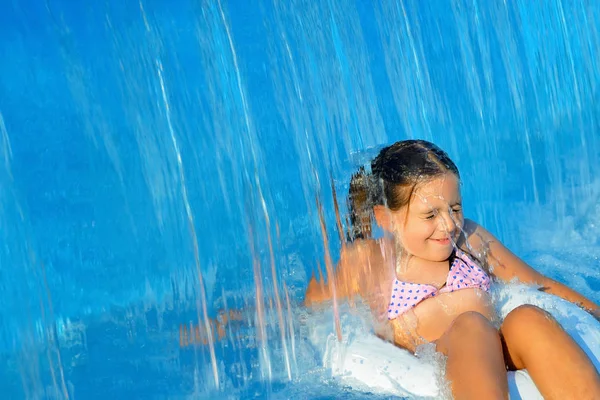 Prawdziwe dziecko dziewczyna przy basenie — Zdjęcie stockowe