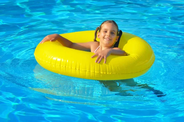 Véritable tout-petit fille se détendre à la piscine — Photo