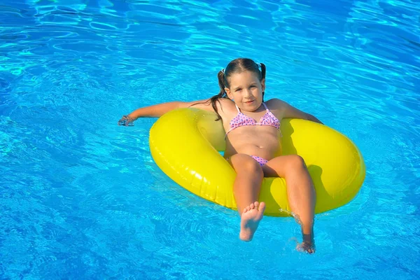 Reale bambino ragazza a piscina — Foto Stock