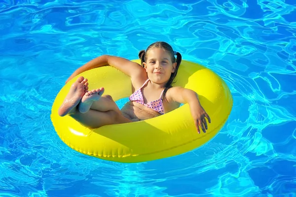 Véritable petite fille à la piscine — Photo