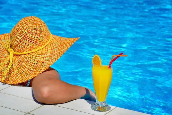 Real belleza femenina relajante en la piscina — Foto de Stock