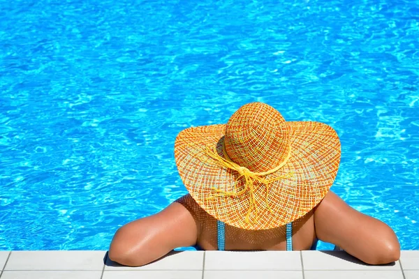 Real beleza feminina relaxante na piscina — Fotografia de Stock