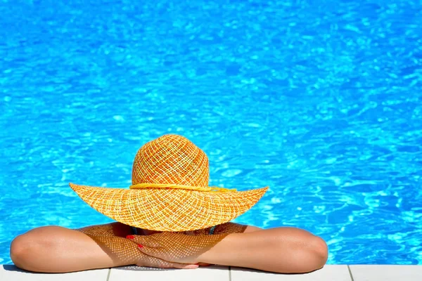 Real beleza feminina relaxante na piscina — Fotografia de Stock