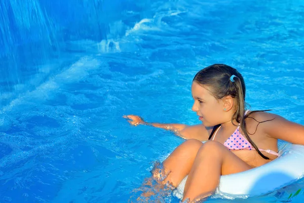 Véritable petite fille à la piscine — Photo