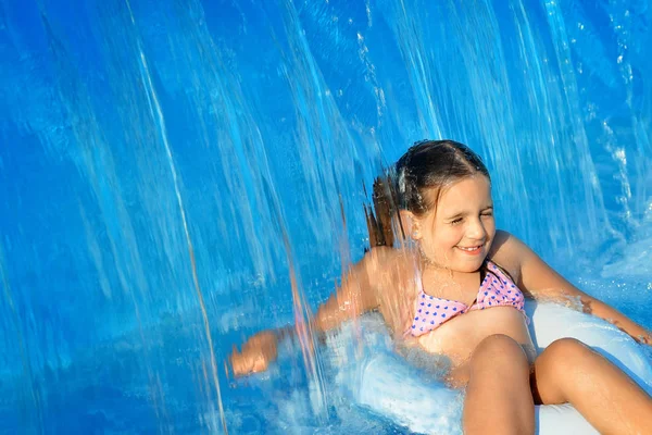 Menina criança real na piscina — Fotografia de Stock