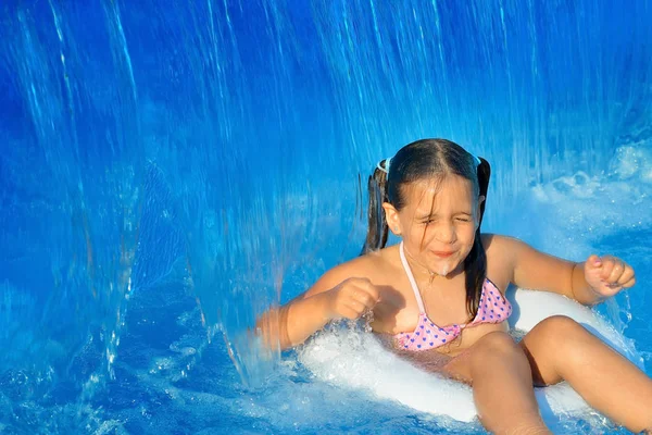 Menina criança real na piscina — Fotografia de Stock