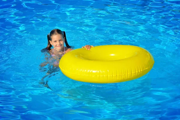 Menina criança real na piscina — Fotografia de Stock