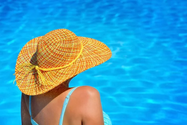 Echte vrouwelijke schoonheid ontspannen bij zwembad — Stockfoto