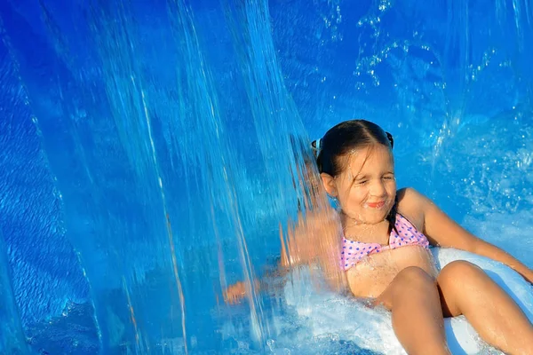 スイミング プールで実際の幼児の女の子 — ストック写真