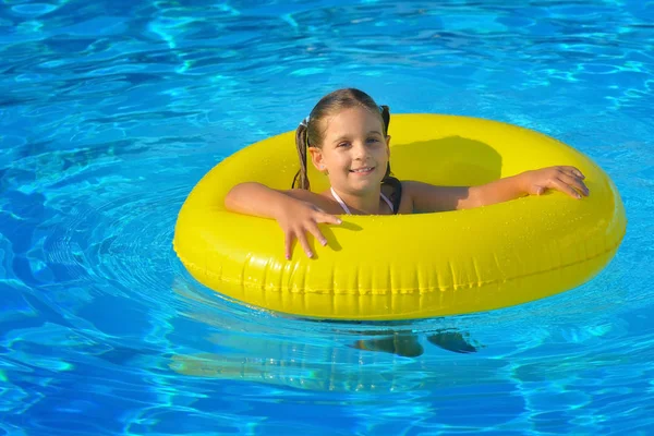 Menina criança real na piscina — Fotografia de Stock