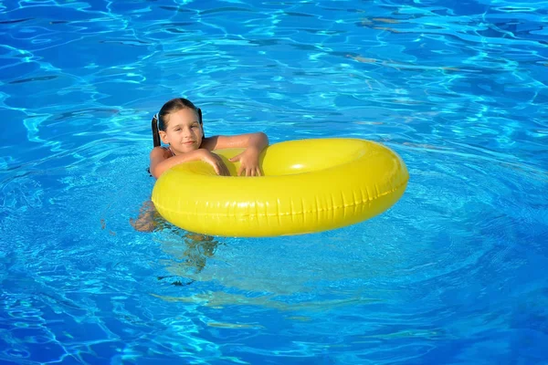 Echte peuter meisje bij zwembad — Stockfoto