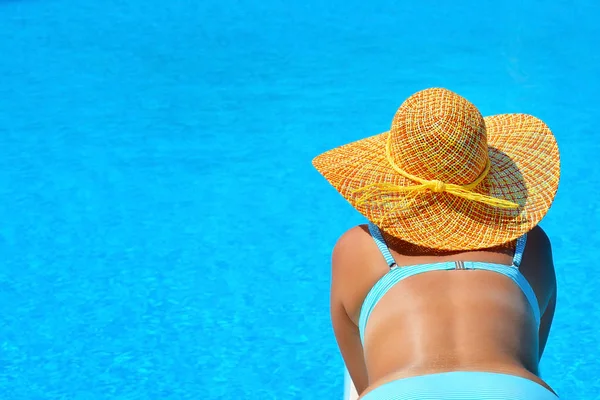 Véritable beauté féminine relaxante à la piscine — Photo