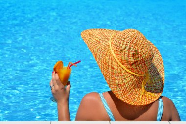 Gerçek kadın güzelliğe rahatlatıcı Yüzme Havuzu