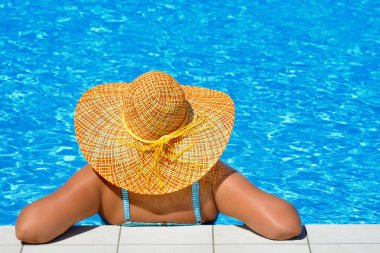 Gerçek kadın güzelliğe rahatlatıcı Yüzme Havuzu