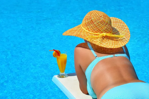 Echte vrouwelijke schoonheid ontspannen bij zwembad — Stockfoto
