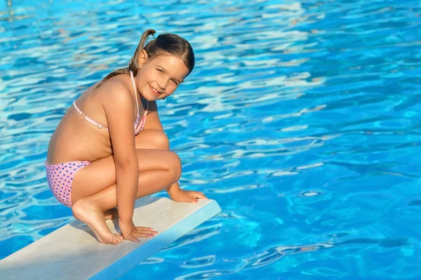 Menina criança real relaxante na piscina — Fotografia de Stock