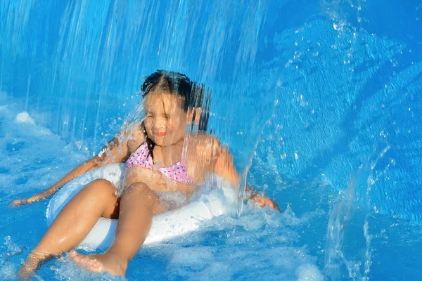 Menina criança real relaxante na piscina — Fotografia de Stock