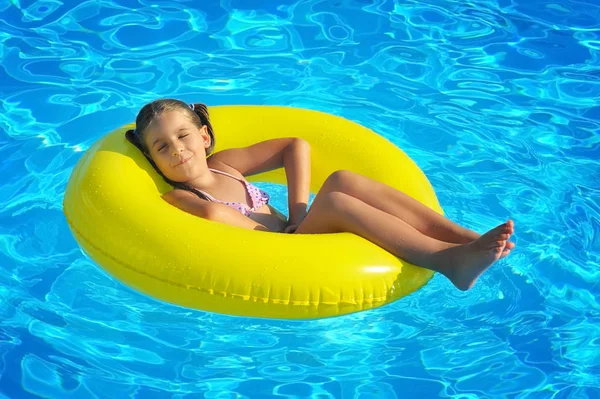 Niña real en la piscina — Foto de Stock