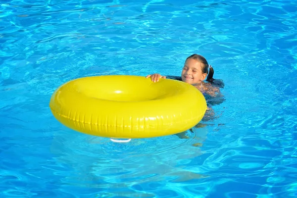Kıza gerçek yürümeye başlayan çocuk Yüzme Havuzu rahatlatıcı — Stok fotoğraf