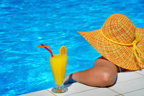 Gerçek kadın güzelliğe rahatlatıcı Yüzme Havuzu