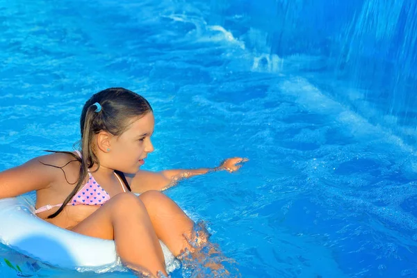 Menina criança real na piscina — Fotografia de Stock