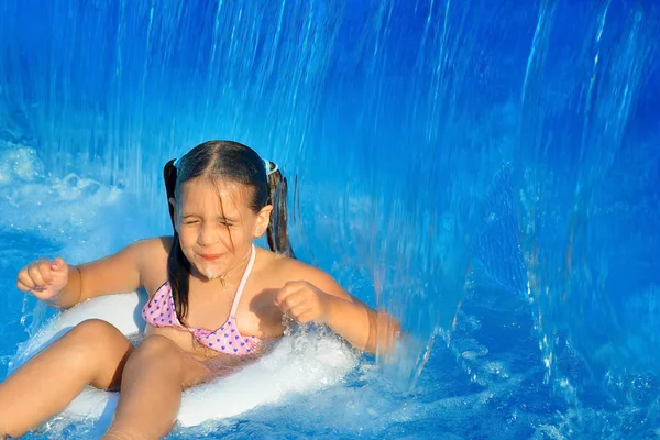 Prawdziwe dziecko dziewczyna przy basenie — Zdjęcie stockowe