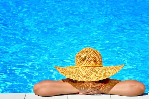 Real beleza feminina relaxante na piscina — Fotografia de Stock