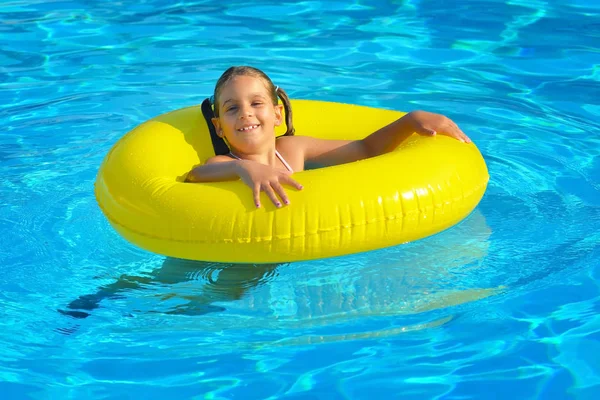 Véritable tout-petit fille se détendre à la piscine — Photo