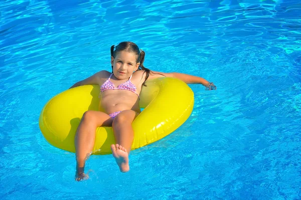 Menina criança real na piscina — Fotografia de Stock