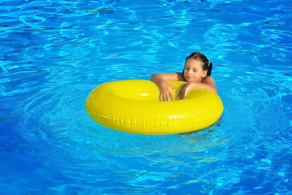 Echte peuter meisje bij zwembad — Stockfoto
