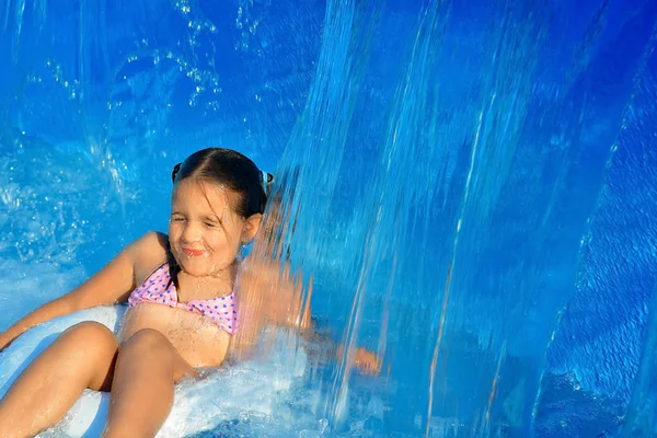 スイミング プールで実際の幼児の女の子 — ストック写真