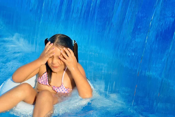 Menina criança real na piscina — Fotografia de Stock