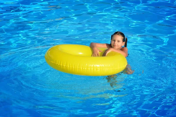 Niña real en la piscina — Foto de Stock