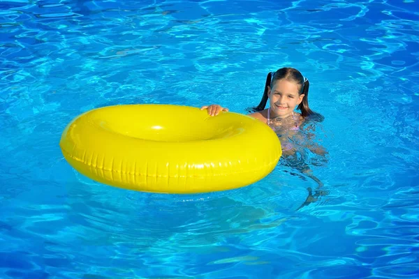 Menina criança real na piscina — Fotografia de Stock