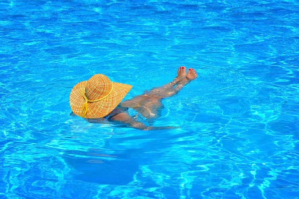 Véritable beauté féminine relaxante à la piscine — Photo