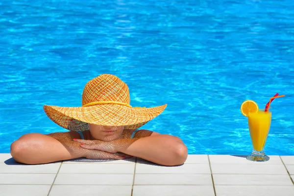 Real belleza femenina relajante en la piscina — Foto de Stock