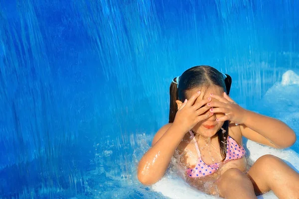 Echte peuter meisje ontspannen bij het zwembad — Stockfoto