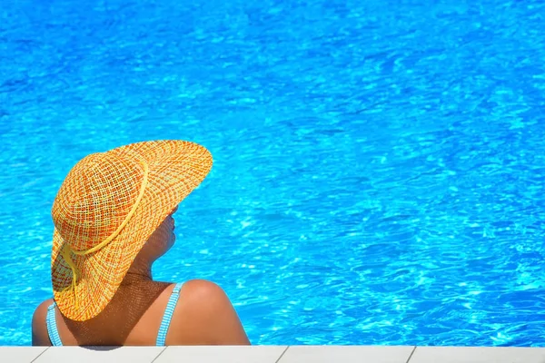 Gerçek kadın güzelliğe rahatlatıcı Yüzme Havuzu