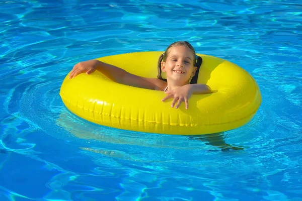 Reale bambino ragazza rilassante in piscina — Foto Stock