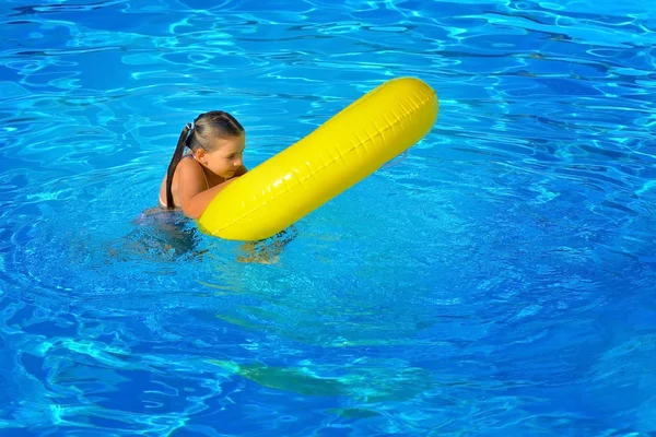 Menina criança real na piscina — Fotografia de Stock