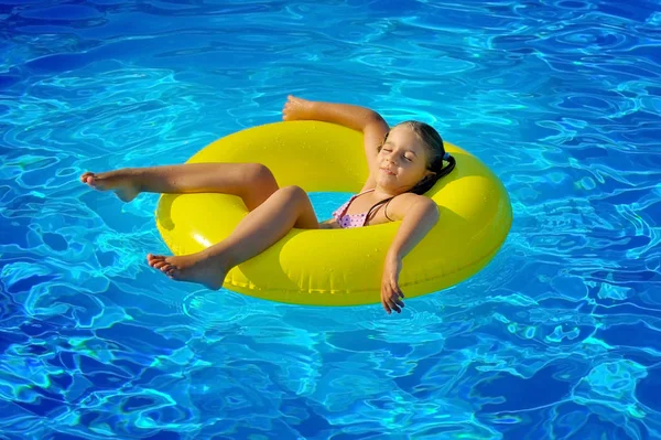 Reale bambino ragazza a piscina — Foto Stock