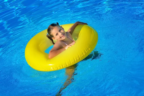 Menina criança real relaxante na piscina — Fotografia de Stock