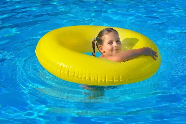 Menina criança real relaxante na piscina — Fotografia de Stock