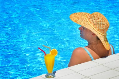 Gerçek kadın güzelliğe rahatlatıcı Yüzme Havuzu