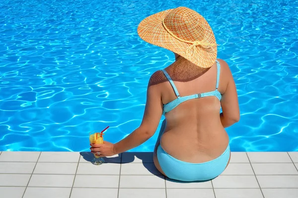 Véritable beauté féminine relaxante à la piscine — Photo