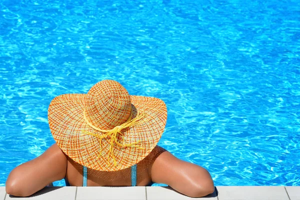 Echte weibliche Schönheit entspannt sich im Schwimmbad — Stockfoto