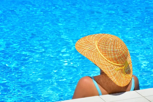 Echte weibliche Schönheit entspannt sich im Schwimmbad — Stockfoto