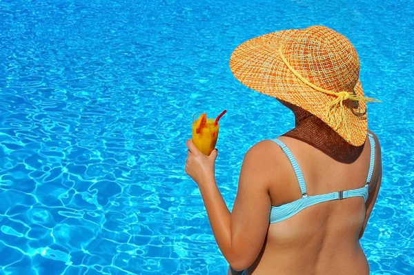 スイミング プールでリラックスした本物女性の美しさ — ストック写真